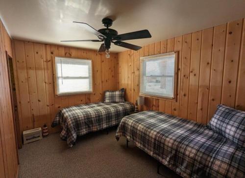 une chambre avec deux lits et un ventilateur de plafond dans l'établissement Catch on the Canal - Waterfront Getaway Near Casino, Dining & Entertainment, à Standish