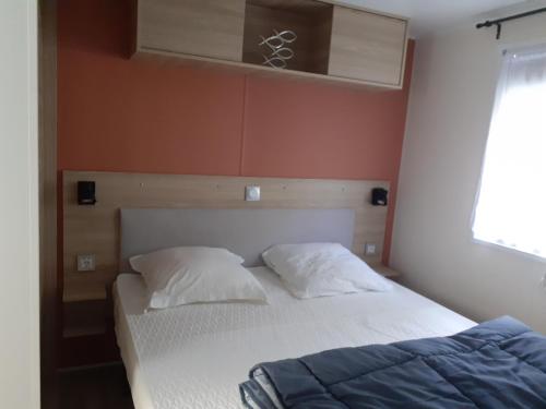 Ένα ή περισσότερα κρεβάτια σε δωμάτιο στο Mobil-home 3 ch 2 sdb dans camping 4 étoiles