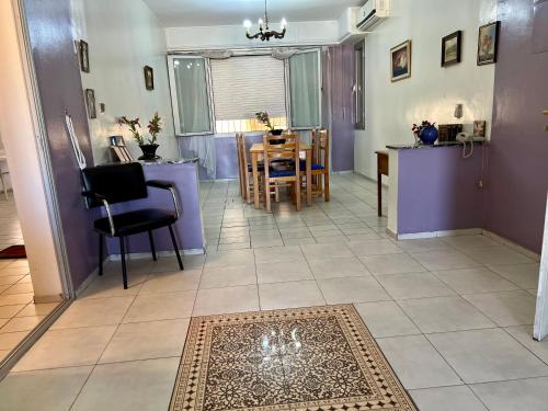 a kitchen and dining room with a table and chairs at Luxury appartement centre ville Fes - French Touch in Fès