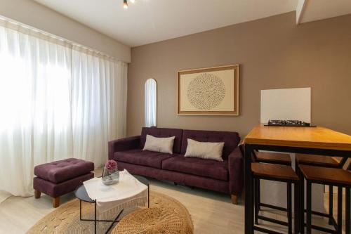 ein Wohnzimmer mit Sofa und Tisch in der Unterkunft Modern stay near River Plate's Stadium by deppto in Buenos Aires