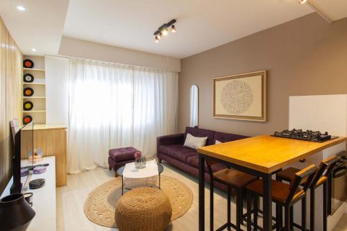 ein Wohnzimmer mit Sofa und Tisch in der Unterkunft Modern stay near River Plate's Stadium by deppto in Buenos Aires