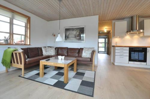 a living room with a couch and a coffee table at 80011-Vemb-Harpotvej-84 in Skalstrup