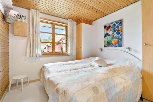 a bedroom with a large bed and a window at 80011-Vemb-Harpotvej-84 in Skalstrup
