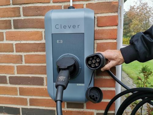 a person is fueling a car with a car charger at 80011-Vemb-Harpotvej-84 in Skalstrup