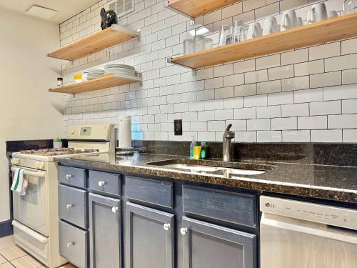 Η κουζίνα ή μικρή κουζίνα στο Heart ATL Downtown 3B2B Condos LM 06s