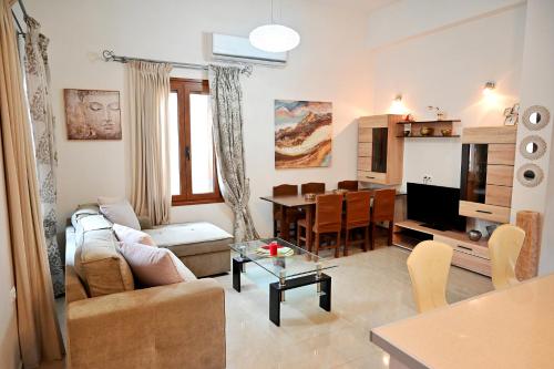 een woonkamer met een bank en een eetkamer bij Voula's Traditional House in Meyisti