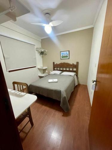 a bedroom with a bed and a ceiling fan at Hotel Vila Solar in Limeira