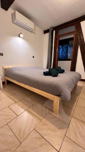 Ένα ή περισσότερα κρεβάτια σε δωμάτιο στο Charmante maison idéale pour familles & voyageurs