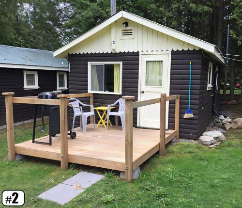 Cabaña con terraza y 2 sillas en 1-Bedroom Cottage #2 - Ambleside, en Kawartha Lakes