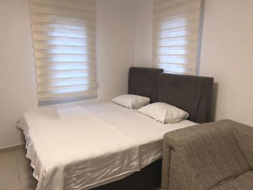 Ένα ή περισσότερα κρεβάτια σε δωμάτιο στο Modern Studio in Quiet Bodrum Lane