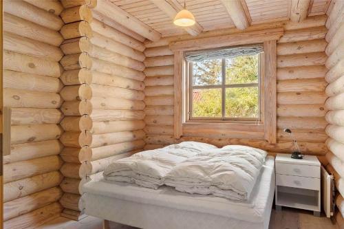 Ένα ή περισσότερα κρεβάτια σε δωμάτιο στο 40855-Ulfborg-Helmklit-240