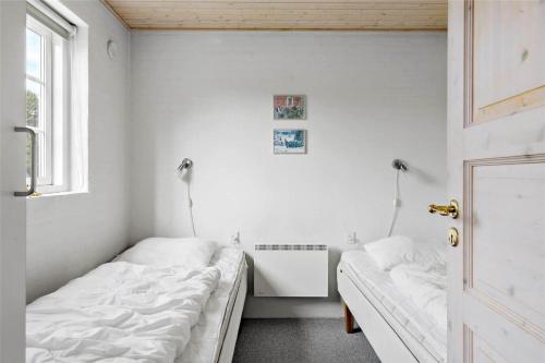 una camera da letto con due letti e una finestra di 60857-Ulfborg-Illeborgvej-38 a Fjand Gårde