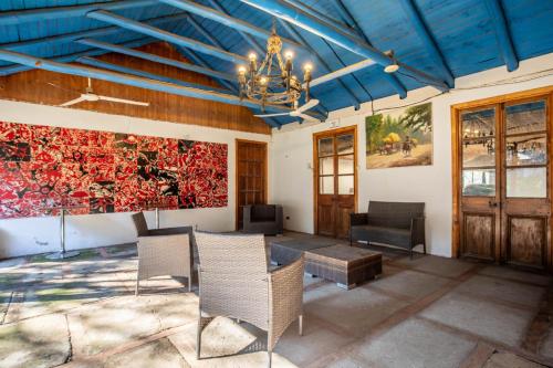 a living room with a large painting on the wall at Lodge Los Naranjos de Mallarauco in Melipilla