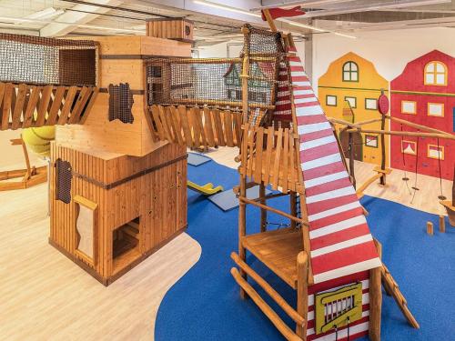 une salle de jeux pour enfants avec des structures de jeux en bois dans l'établissement 6 person holiday home in Wendtorf, à Wendtorf
