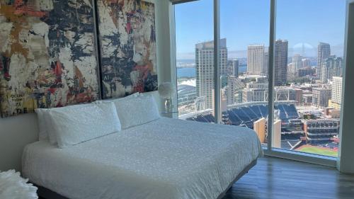 una camera con letto e vista sulla città di SD Sanctuary 360 Skyline Jewel a San Diego