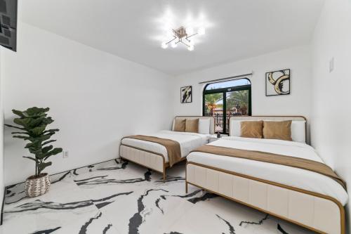 Postel nebo postele na pokoji v ubytování Elegant 5BR Stay with Pool, Games and BBQ Fun L87