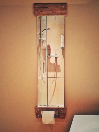 ein Badezimmer mit Dusche und einem Spiegel an der Wand in der Unterkunft Auberge Café Acadien in Bonaventure