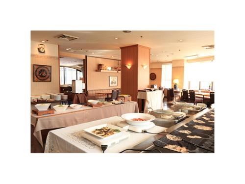 下関市にあるSmile Hotel Shimonoseki - Vacation STAY 12510vの食卓付きレストラン
