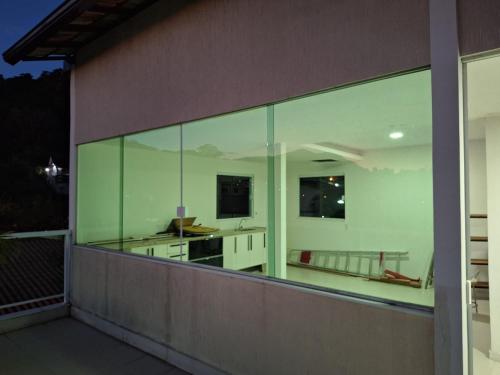 Televisyen dan/atau pusat hiburan di Linda casa, espaçosa, confortável e tranquila