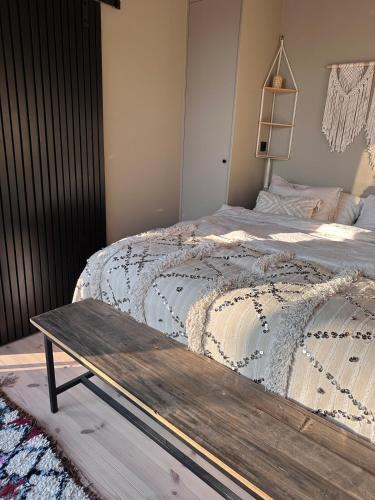 Katil atau katil-katil dalam bilik di Newly built house with seaview in Stockholm archipelago!