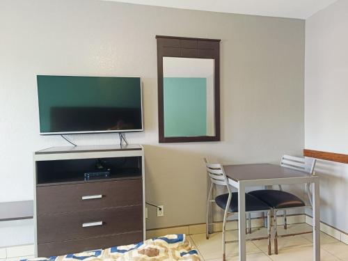 Woodfield Inn & Suites Hotel O, Yoakum TX 111にあるテレビまたはエンターテインメントセンター