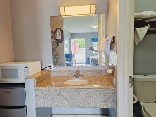Woodfield Inn & Suites Hotel O, Yoakum TX 111にあるバスルーム