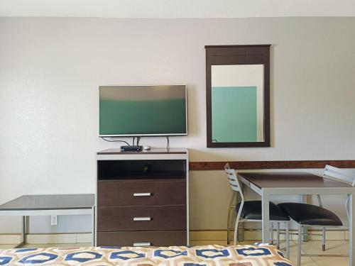 Woodfield Inn & Suites Hotel O, Yoakum TX 111にあるテレビまたはエンターテインメントセンター