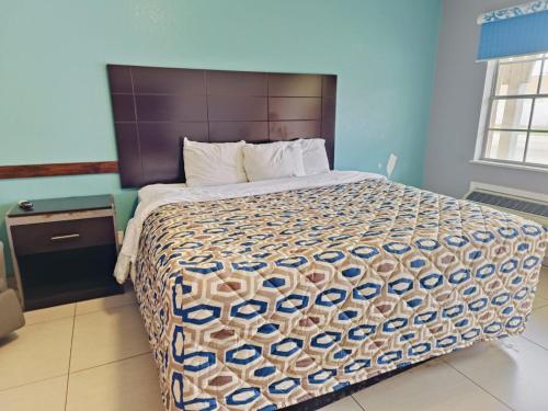 Woodfield Inn & Suites Hotel O, Yoakum TX 111にあるベッド