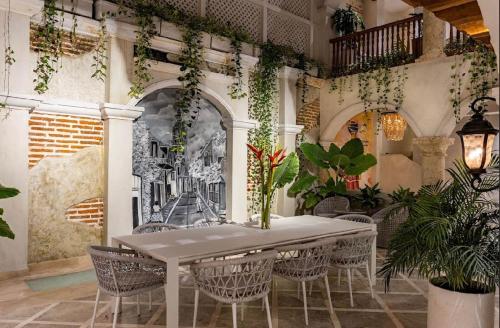 a dining room with a table and chairs at IsaLuna Luxury House in Estación El Salto