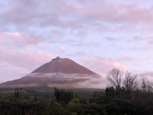 une montagne au loin avec un ciel nuageux dans l'établissement Ferreiro do Cabeço House, à Bandeiras
