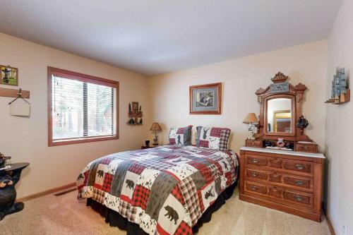 a bedroom with a bed and a dresser and a mirror at Schussing Escape in Truckee