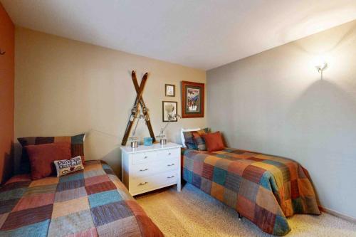 a bedroom with two twin beds and a dresser at Schussing Escape in Truckee
