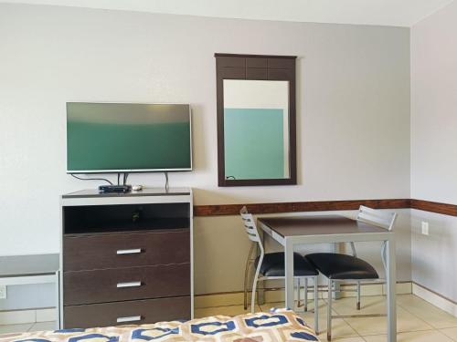 Woodfield Inn & Suites Hotel O, Yoakum TX 111にあるテレビまたはエンターテインメントセンター