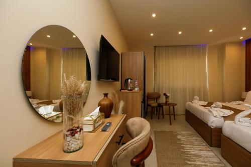 ein Hotelzimmer mit einem Spiegel und einem Schlafzimmer in der Unterkunft pyramids palace view iNN in Kairo