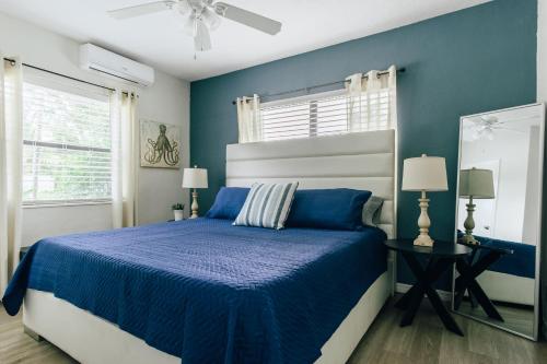 Katil atau katil-katil dalam bilik di One bedroom private apartment two blocks to Beach!