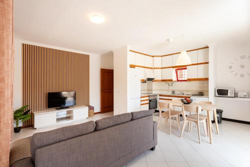 SunnyQuarters WalktoBeach 2BR AC
