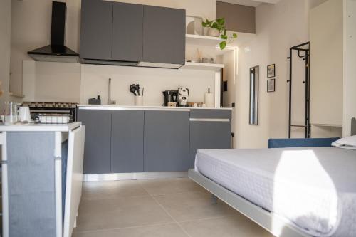 a bedroom with a bed and a kitchen at CB Apartments in Bonito