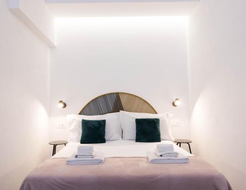 una camera da letto con un letto con due asciugamani sopra di The Quarters a Cagliari