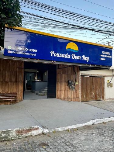 カボ・フリオにあるPousada Dom Reyの建物正面の青い看板