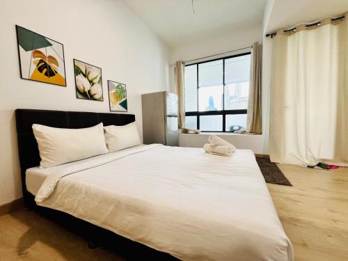 Un dormitorio con una gran cama blanca con ventana. en The Luxe Infinitum KLCC By Skyscrapers, en Kuala Lumpur