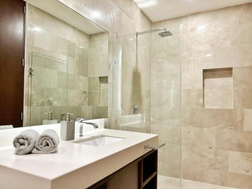 a bathroom with a sink and a shower at Depa MAJUM Playa del Carmen in Playa del Carmen