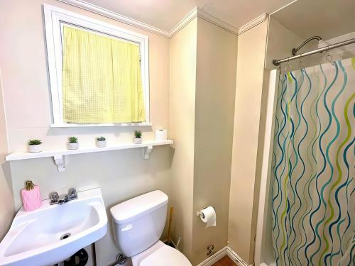 3-Bedroom Cottage #7 - Ambleside في كاوارثا ليك: حمام مع مرحاض ومغسلة ونافذة