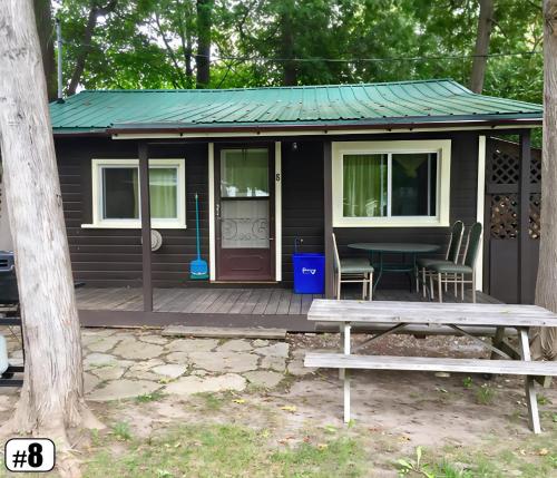Cabaña pequeña con mesa y mesa de picnic en Ambleside - 2-Bedroom Cottage #8, en Kawartha Lakes