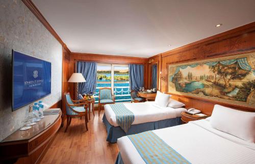 Кровать или кровати в номере Sonesta St George Nile Cruise - Aswan to Luxor 3 Nights from Friday to Monday