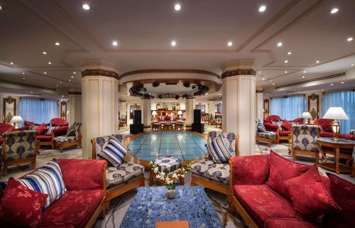 Гостиная зона в Sonesta St George Nile Cruise - Aswan to Luxor 3 Nights from Friday to Monday