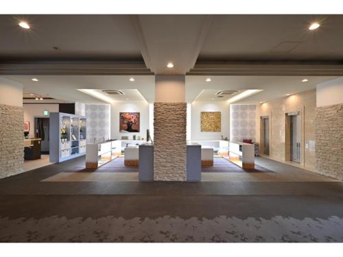 呉市にあるK,M,H Art hotel by Kure Morisawa - Vacation STAY 23264vのソファと絵画が置かれた建物のロビー