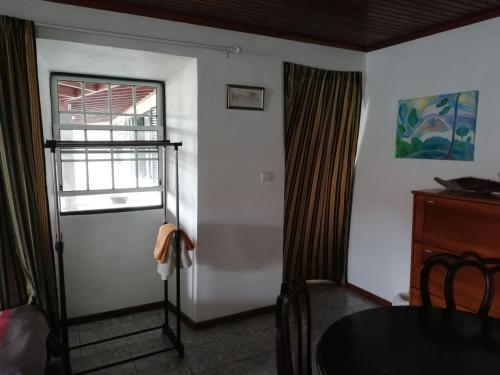 Santa LuziaにあるQuinta das Palmeiras, Room 1の窓付きの部屋