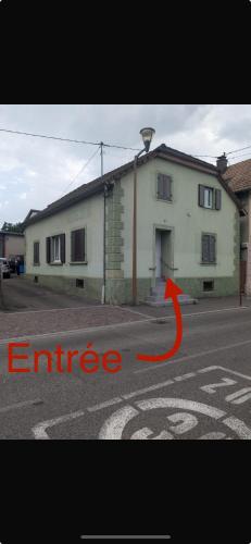 a picture of a building with a red arrow at Charmant Studio à Rixheim in Rixheim