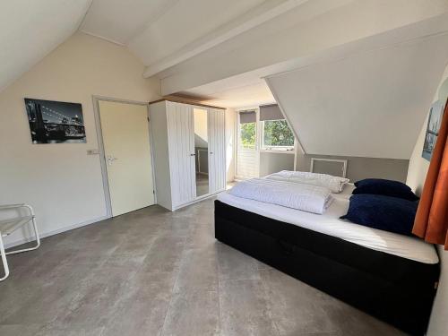 Ένα ή περισσότερα κρεβάτια σε δωμάτιο στο Bungalow in Texel near Beach & Forest