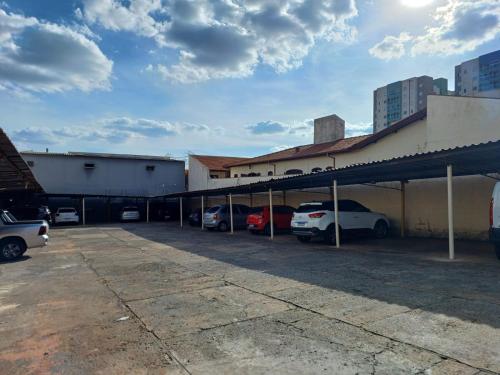 a group of cars parked in a parking lot at Novo Bekassin Bauru in Bauru